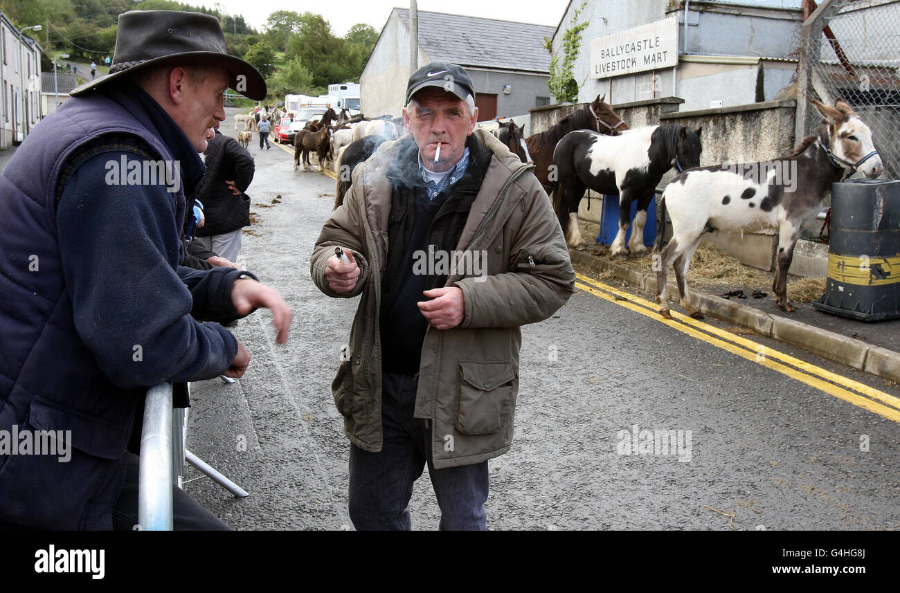 Les commerçants de chevaux à la foire d'Ould Lammas à Ballycastle, Co Antrim. Banque D'Images