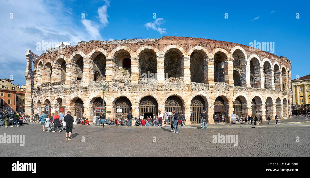Arènes de Vérone (amphiteatere), la Piazza Bra vieille ville, région du Veneto, Italie Banque D'Images