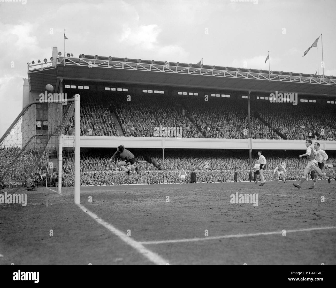 Tommy Lawrence, gardien de but de Liverpool, donne un coup de feu sur le bar De Geoff Strong d'Arsenal Banque D'Images