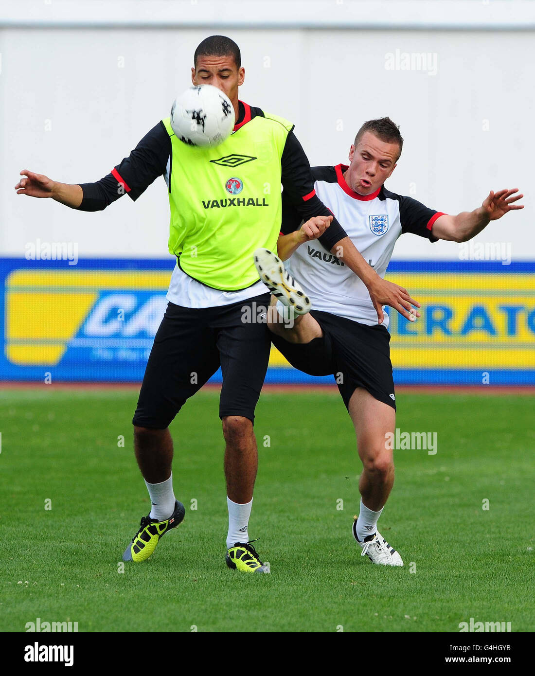 Chris Smalling et Tom Cleverley (à droite) pendant la séance d'entraînement au stade Vasil Levski, Sofia, Bulgarie. Banque D'Images