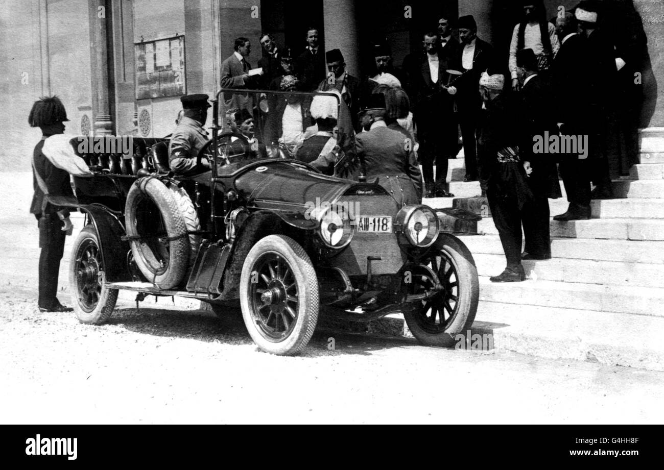 28 JUIN : ce jour en 1914, l'archiduc François Ferdinand est assassiné, un acte qui a conduit directement au déclenchement de la première Guerre mondiale.PA NEWS PHOTO 1914 L'ARCHIDUC FRANZ FERDINAND ET LA DUCHESSE DE HOHENBURG (TOUS DEUX OBSCURCIS) QUITTANT LA MAIRIE DE SARAJEVO DEUX MINUTES AVANT QU'ILS NE SOIENT ASSASSINÉS, UN ACTE QUI A MENÉ DIRECTEMENT AU DÉCLENCHEMENT DE LA PREMIÈRE GUERRE MONDIALE. Banque D'Images