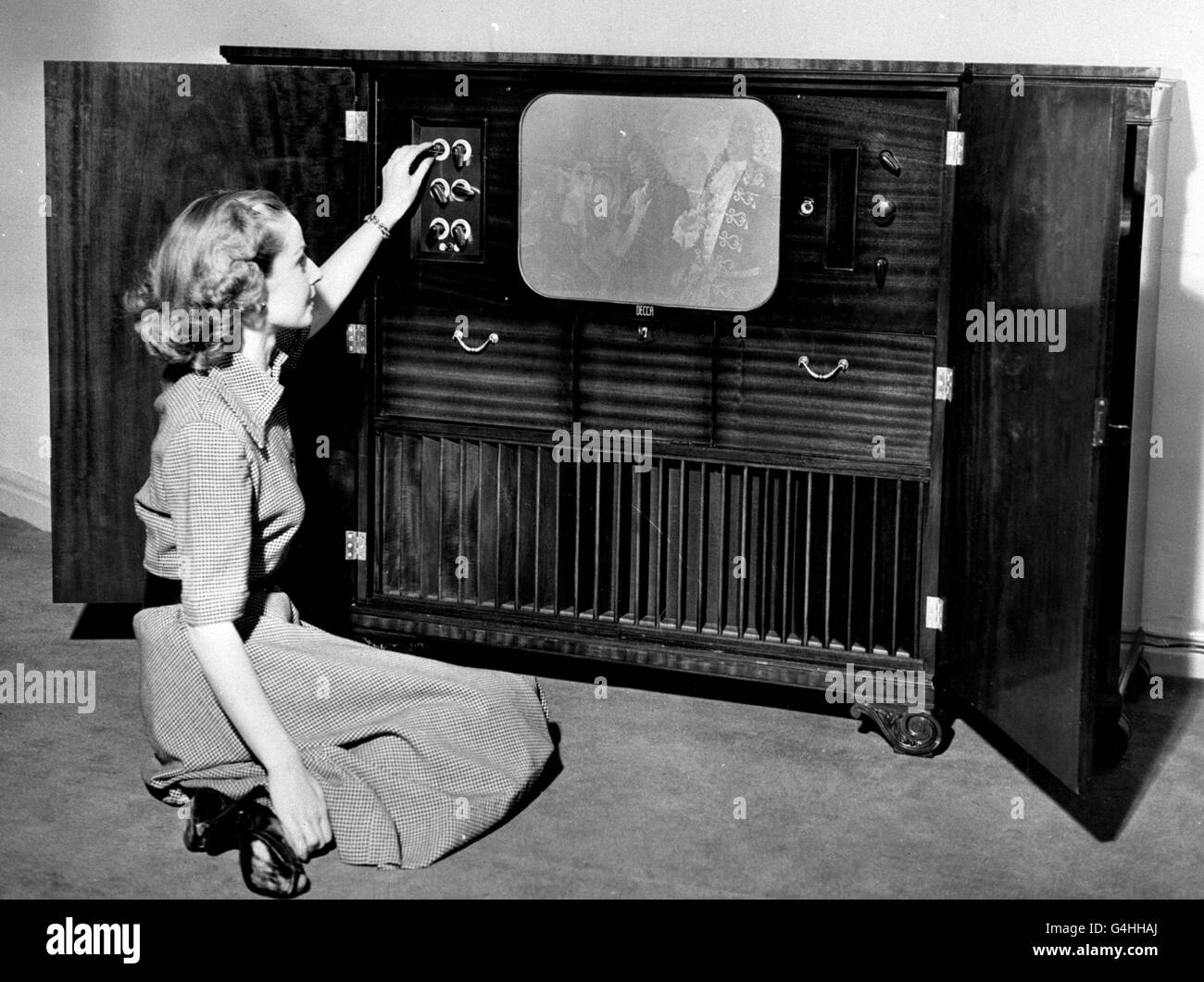téléviseur de luxe - 1951. Un téléviseur de luxe en action. Banque D'Images téléviseur de luxe - 1951. Un téléviseur de luxe en action. Banque D'Images