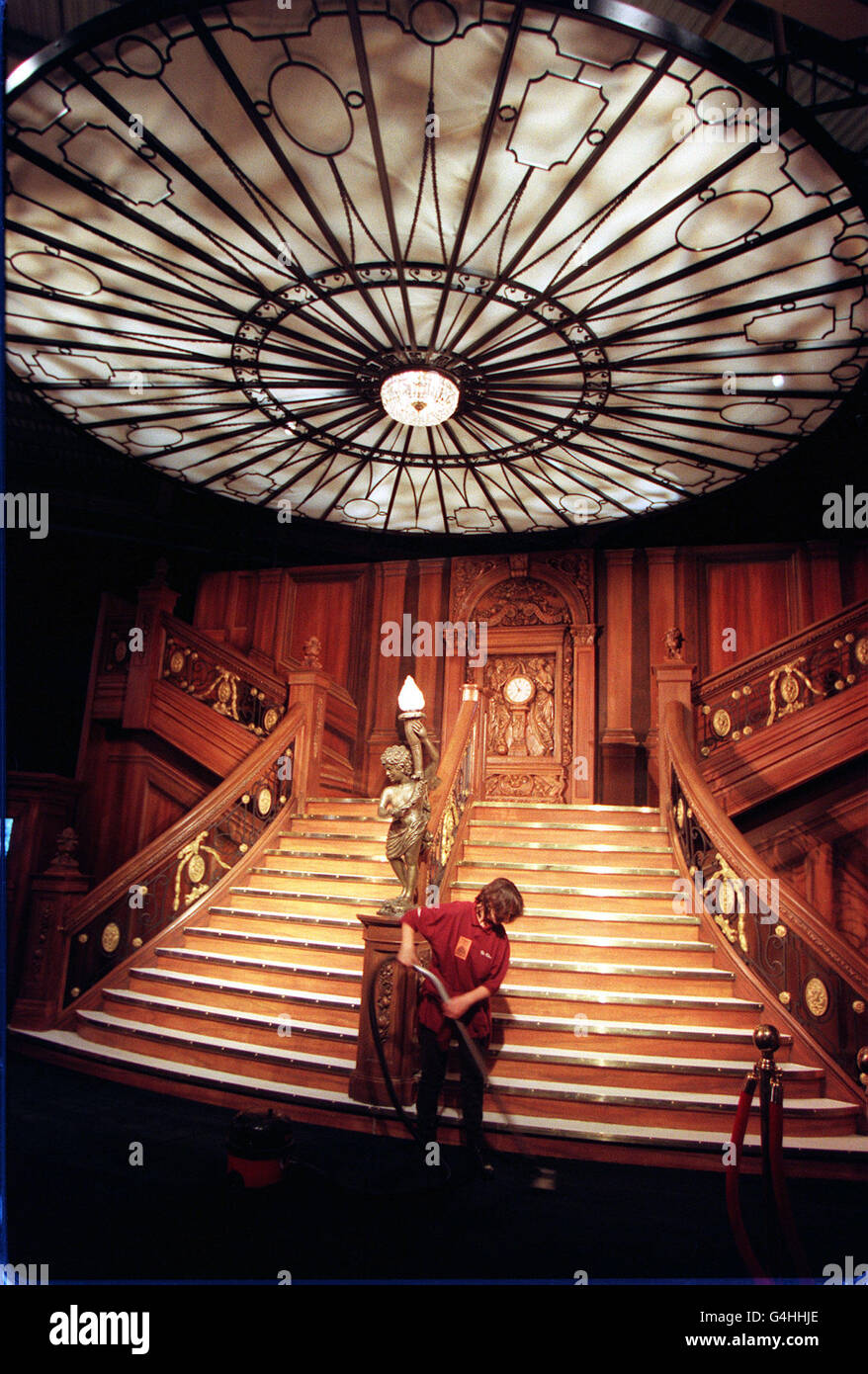 Le Grand Staircase, présenté dans le film TITANIC, est un dernier accroc avant de s'ouvrir au public dans le cadre du Titanic Official Movie Tour, au centre d'exposition de Wembley à Londres. * parmi les points forts de l'événement sera une chance de "voler" sur l'arc du navire comme les étoiles Leonardo DiCaprio et Kate Winslet. Banque D'Images