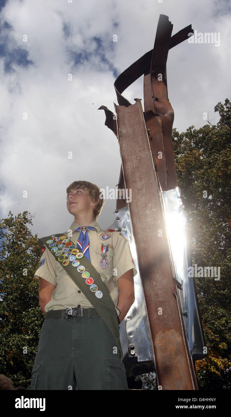 Eagle Scout Jeff Cox, 17 ans, de Floride, dont les travaux ont inspiré les 9/11 œuvres d'art réalisées à partir de la plus grande pièce du World Trade Center à l'extérieur des États-Unis, à Battersea Park, Londres. Banque D'Images