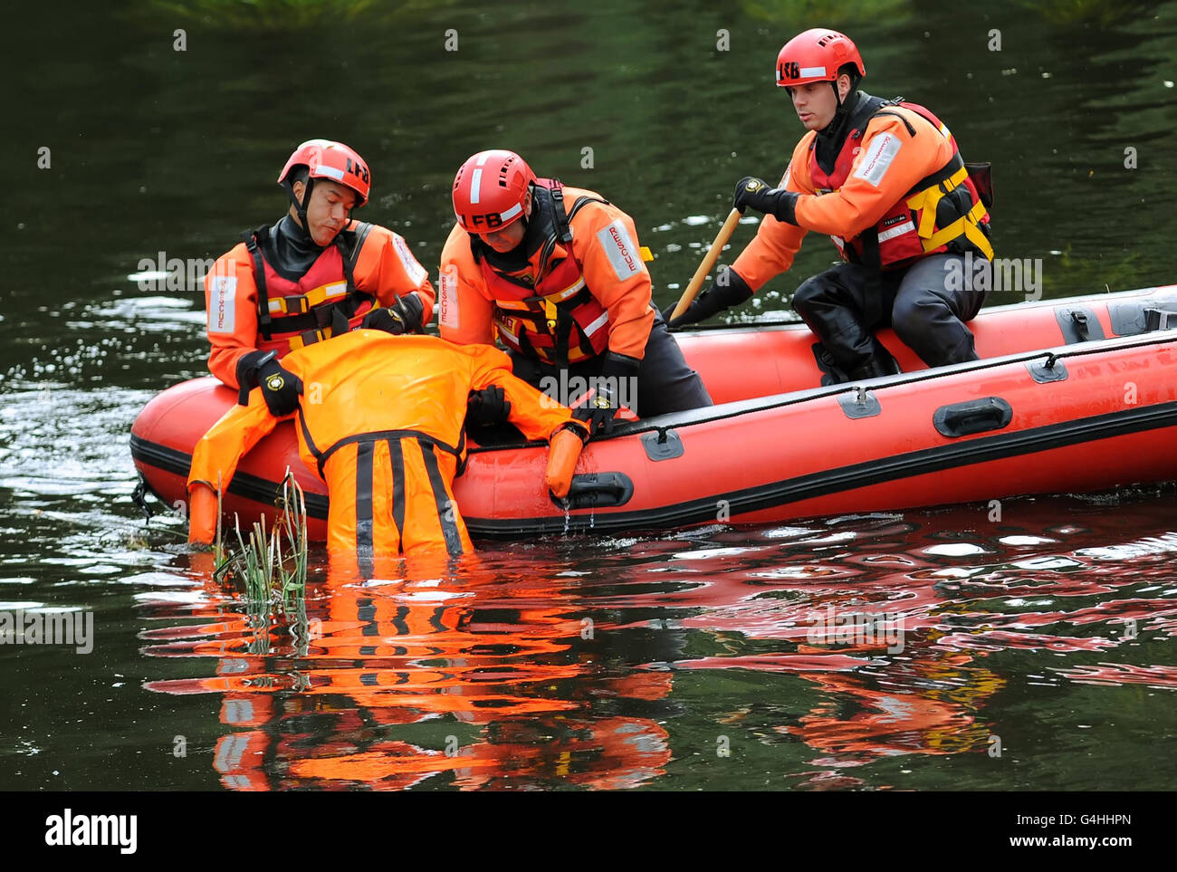 Les pompiers tirent un mannequin hors d'une rivière, à Hackney Marshes, dans le nord-est de Londres, dans le cadre d'un exercice de sauvetage de rivière. Banque D'Images