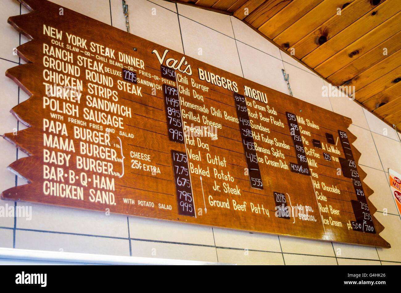 Le menu Board du Val's Burgers à Hayward, en Californie, où ils servent des hamburgers, des frites, des milk-shakes et du wai à l'ancienne Banque D'Images