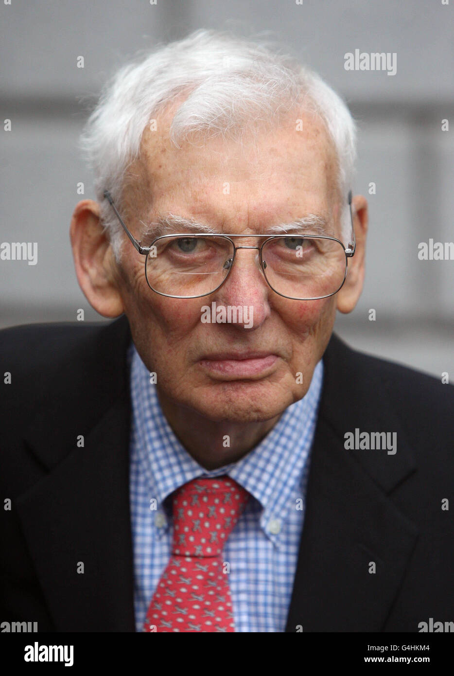 L'ambassadeur AMÉRICAIN Dan Rooney avant de déposer des fleurs devant l'ambassade des États-Unis à Dublin, pour marquer l'attaque de 9/11 sur les tours jumelles du World Trade Center de New York, avec Eithne Boland (non vu) qui l'a fait chaque année depuis 2002. Banque D'Images