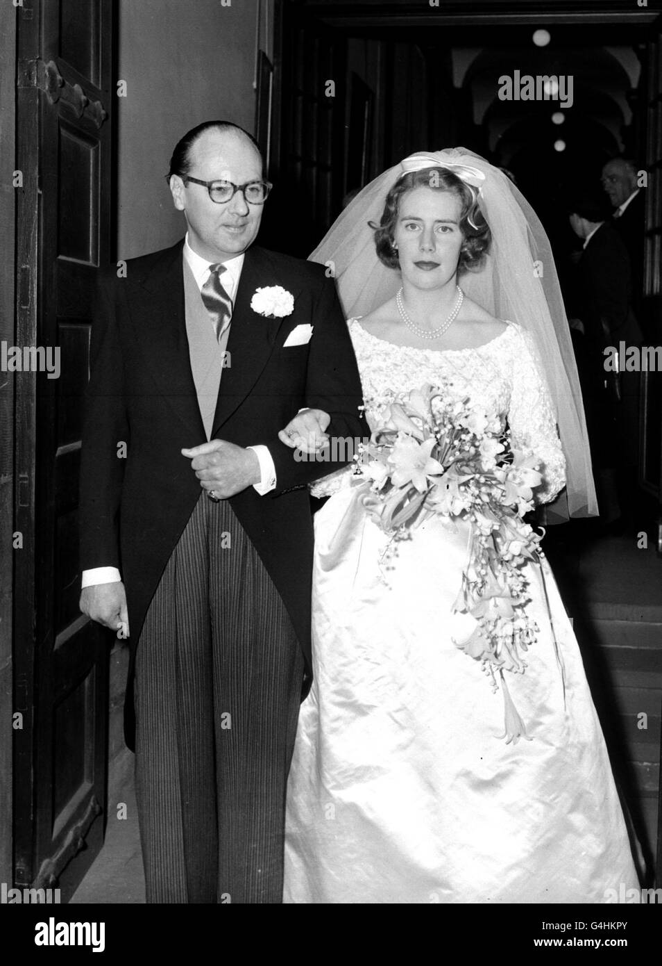 PA NEWS PHOTO 23/4/60 LE MARIAGE DU MARQUIS DE BRISTOL À LADY JULIET FITZWILLIAM À L'ÉGLISE D'ÉCOSSE, CROWN COURT, COVENT GARDEN, LONDRES Banque D'Images