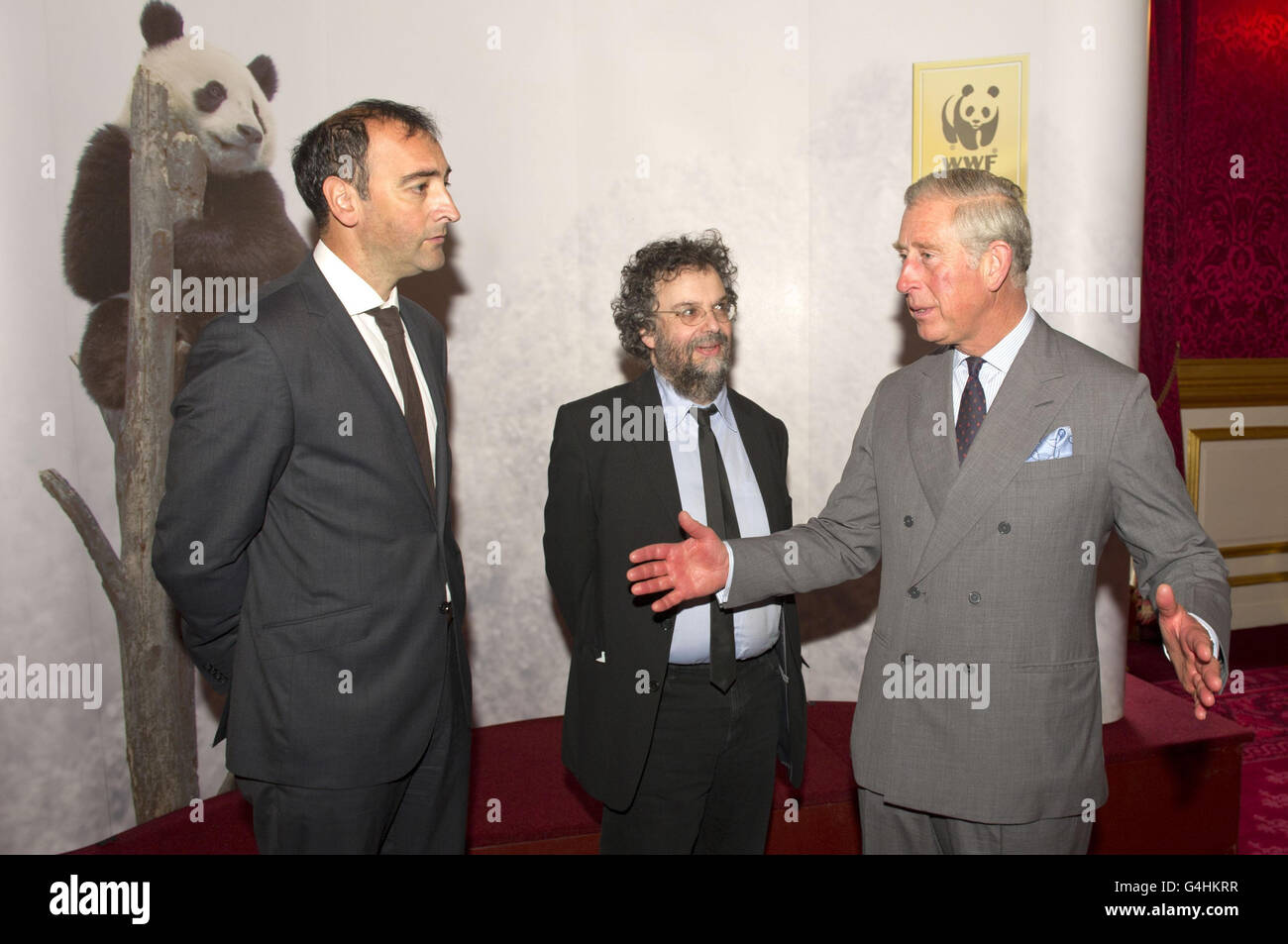 Le Prince de Galles rencontre les ambassadeurs du WWF, Alistair McGowan et Stephen Poliakoff, lors d'un événement organisé par le WWF pour souligner le 20e anniversaire du Global Forest & Trade Network au St James Palace de Londres. Banque D'Images