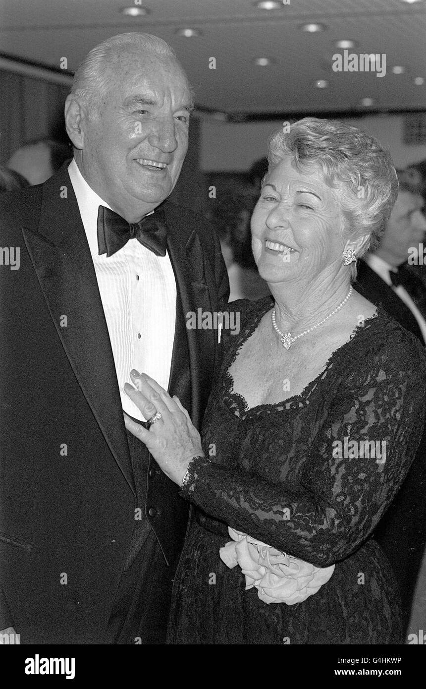 PA NEWS PHOTO 6/11/89 LÉGENDAIRE JOUEUR DE TENNIS, FRED PERRY ET SA FEMME  BARBARA À LA MAISON DE RADIODIFFUSION, LONDRES, OÙ LE SPORT DE LA RADIO DE  LA BBC A ORGANISÉ UN