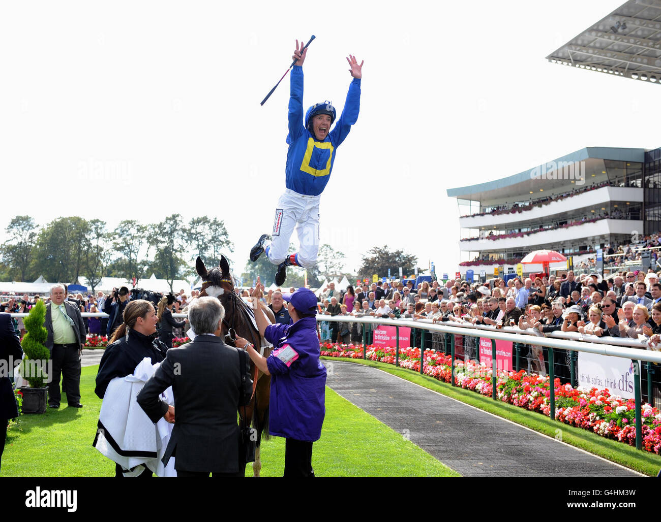 Frankie Dettori fait son saut de marque de Meeznah après leur victoire dans les enjeux de DFS Park Hill pendant la journée des dames de DFS du Ladbrokes St. Leger Festival à Doncaster Racecourse, Doncaster. Banque D'Images