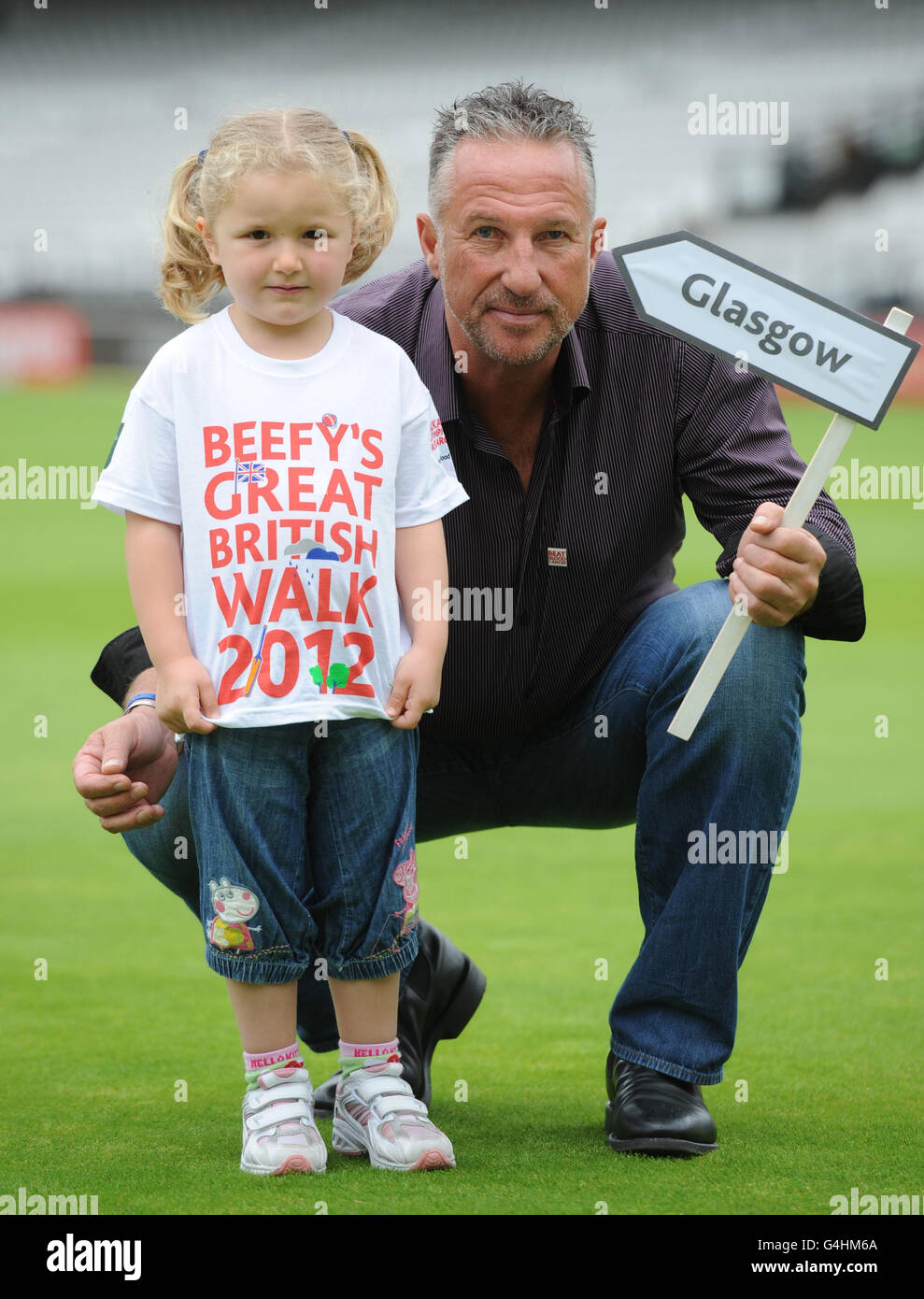 Rebecca Foley, âgée de quatre ans, de Glasgow, qui se joindra à Sir Ian Botham à une étape de sa marche caritative en Grande-Bretagne pour aider à traiter les cancers du sang de l'enfant, au terrain de cricket de Lord's, à Londres. Banque D'Images