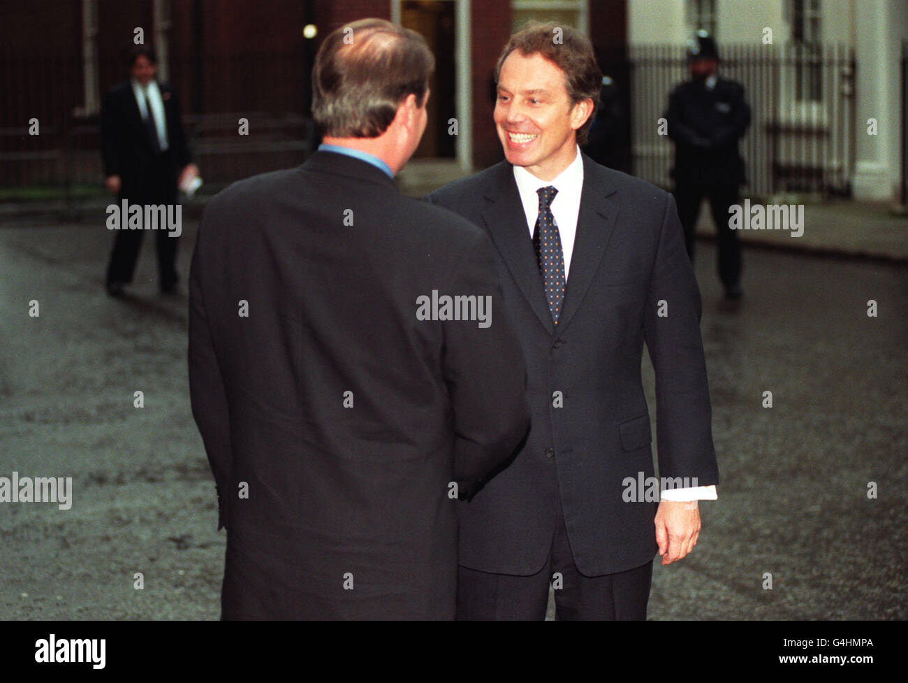 Le vice-président des États-Unis Al Gore (L) est accueilli à Downing Street par le Premier ministre britannique Tony Blair, avant de passer au No 10 pour les discussions sur les relations commerciales et l'amélioration de la coopération économique entre les États-Unis et l'Europe. Banque D'Images