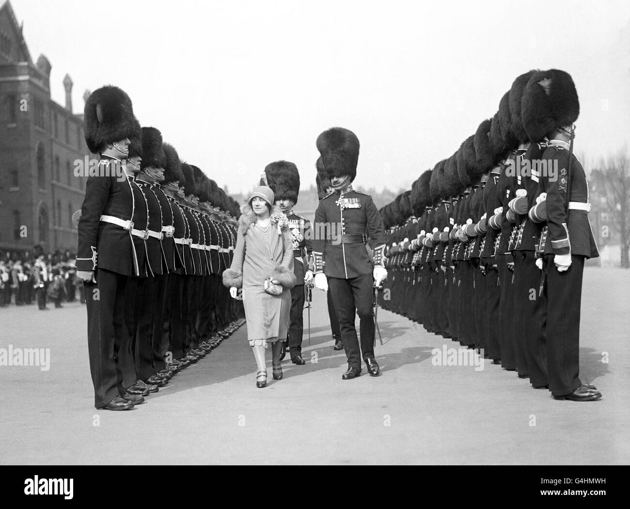 La duchesse de York inspecte et présente un shamrock aux gardes irlandais au palais de Buckingham le jour de la Saint-Patrick. Banque D'Images