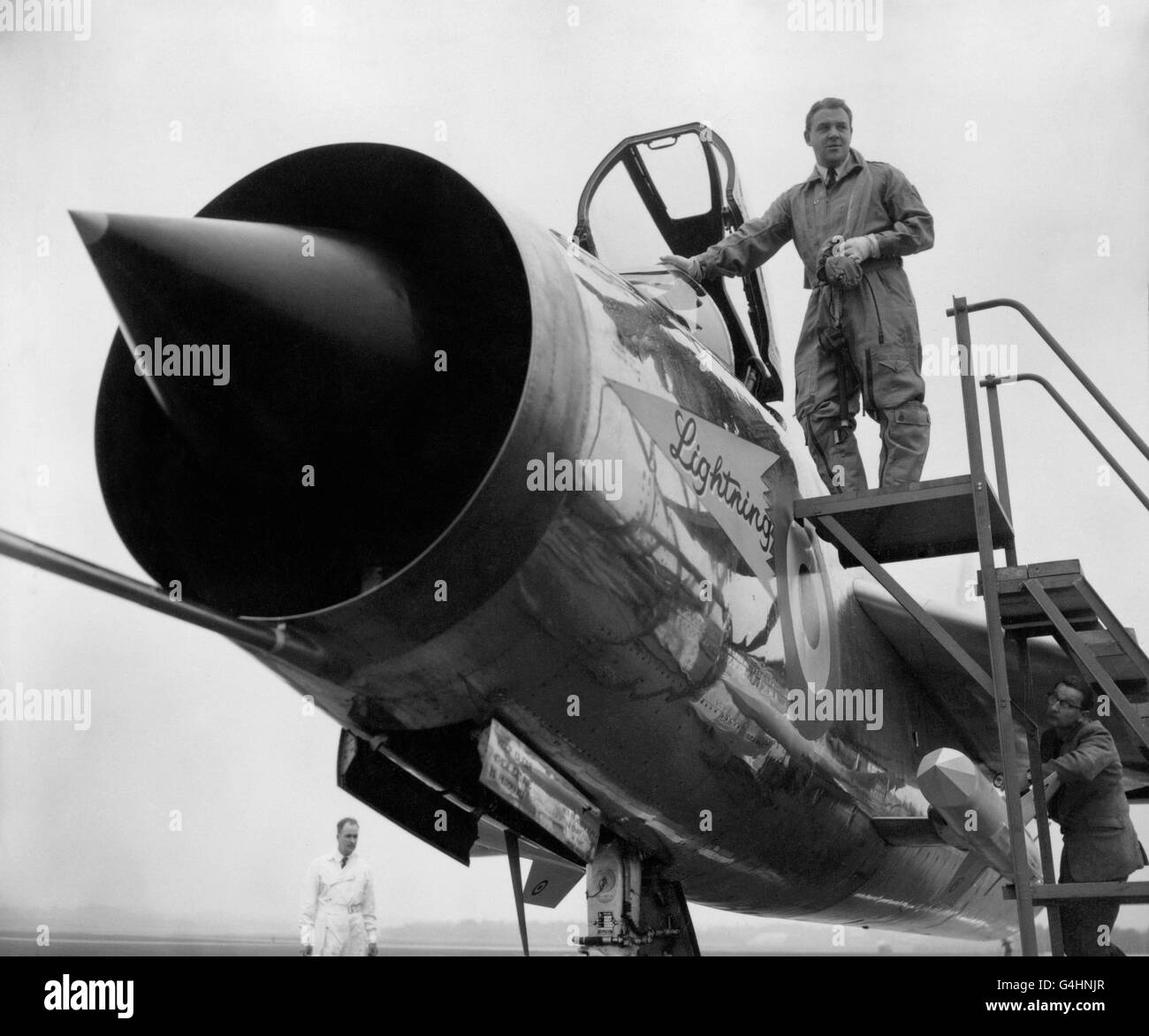 Le « Lightning » d'English Electric, le premier combattant entièrement supersonique de la RAF, a été officiellement nommé lors d'une cérémonie à l'aérodrome de l'établissement Royal Aircraft à Farnborough, Hants, aujourd'hui, lorsque le chef d'état-major de l'aviation, le maréchal de la RAF, Sir Dermot Boyle, brisa une bouteille de champagne au-dessus du nez de l'avion. Expositions de photos : le pilote d'essai en chef Roland Beaumont photographié après la cérémonie de baptême. Banque D'Images