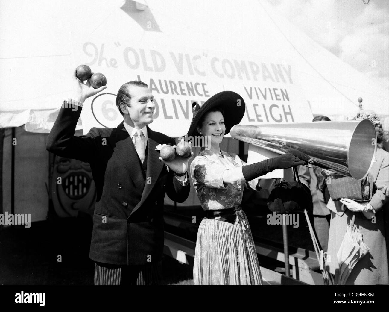 Les acteurs Sir Laurence Olivier et Vivien Leigh au théâtre Garden Party au Roehampton Club, ont tenu en aide à l'orphelinat de l'acteur. Banque D'Images