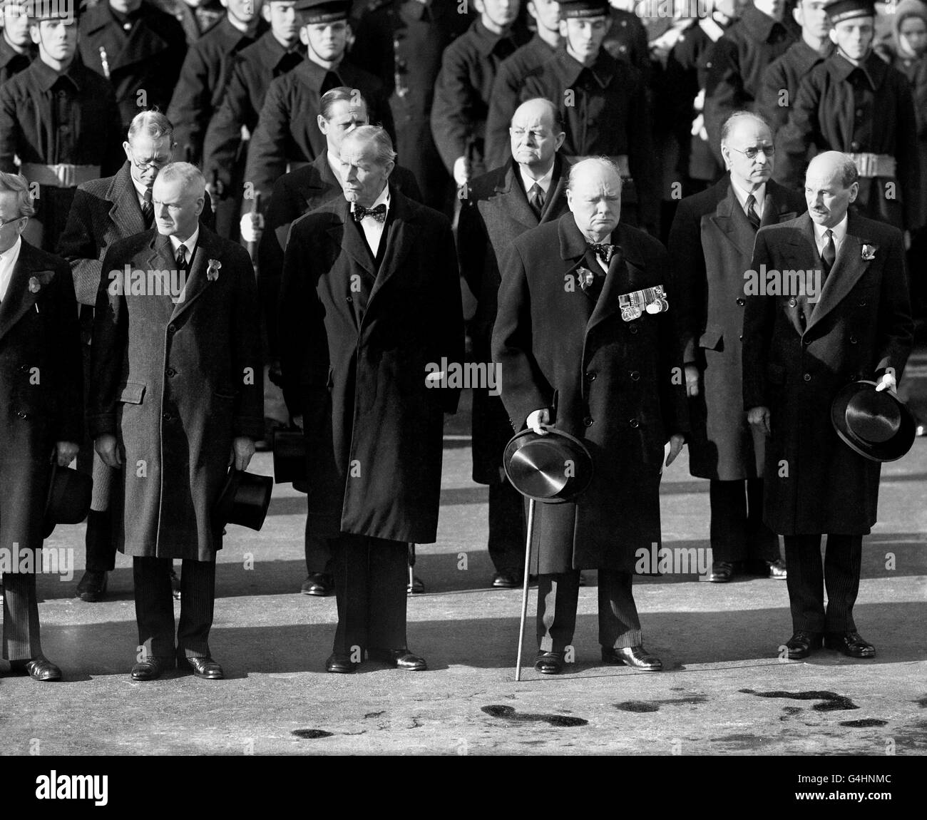 Le premier ministre Clement Attlee (à l'extrême droite), Winston Churchill et d'autres membres du cabinet observant le silence des deux minutes au Cenotaph le jour du souvenir, 1946. Banque D'Images