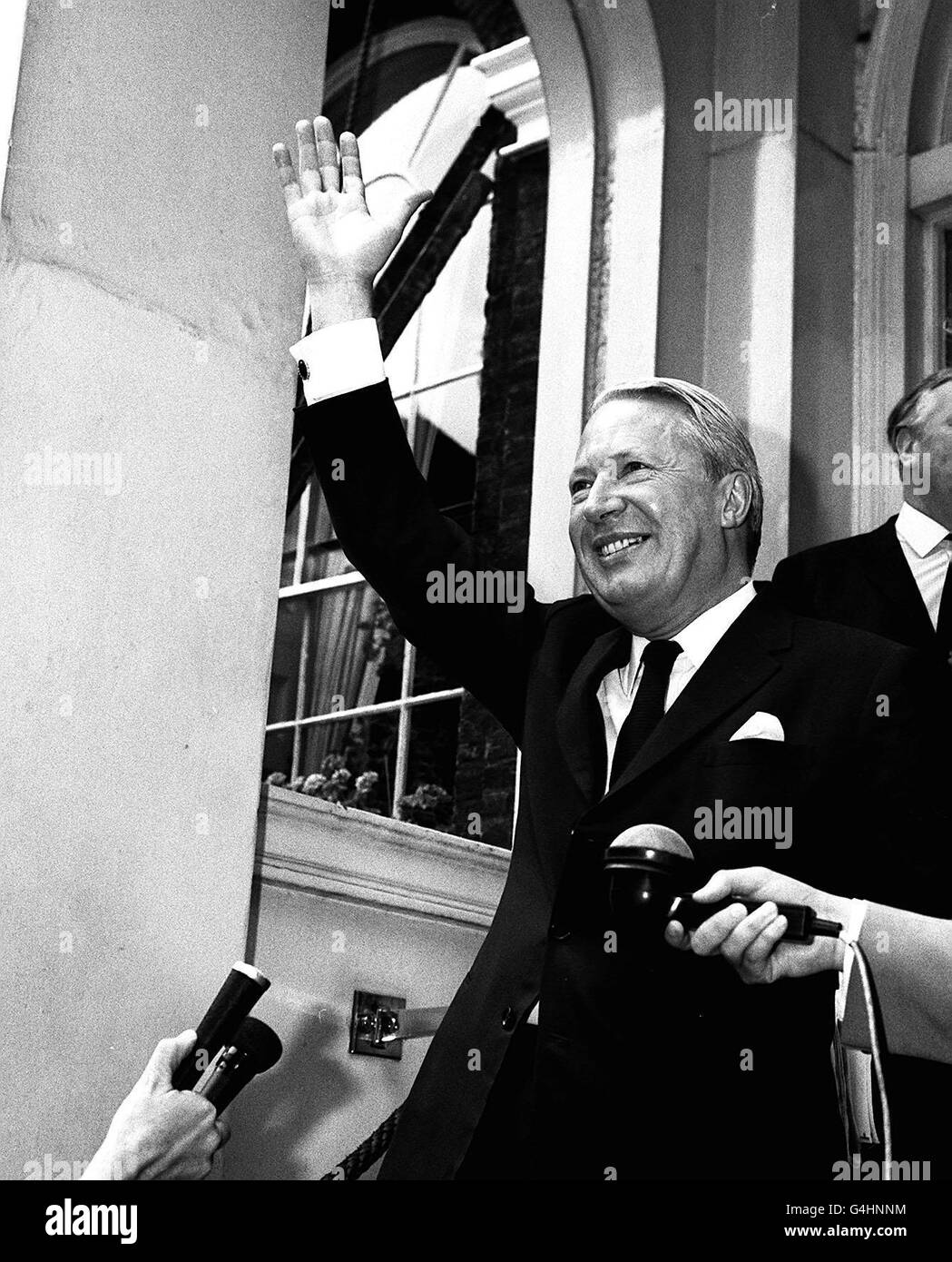 Triomphant, M. Edward Heath se déporte aux vainqueurs alors qu'il quitte sa maison de Londres à Albany.Avec l'élection générale déjà gagnée par les conservateurs, il était en route vers le bureau central conservateur de Smith Square.Plus tard, il a rendu visite à la Reine pour accepter son invitation officielle à former un nouveau gouvernement. Banque D'Images