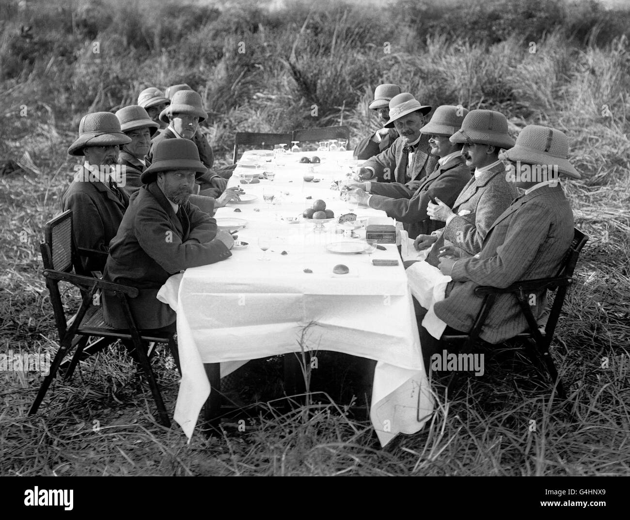Roi George V déjeuner dans la jungle au Népal lors d'un tir de tigre. Le roi était au Népal comme invité du roi népalais. Banque D'Images