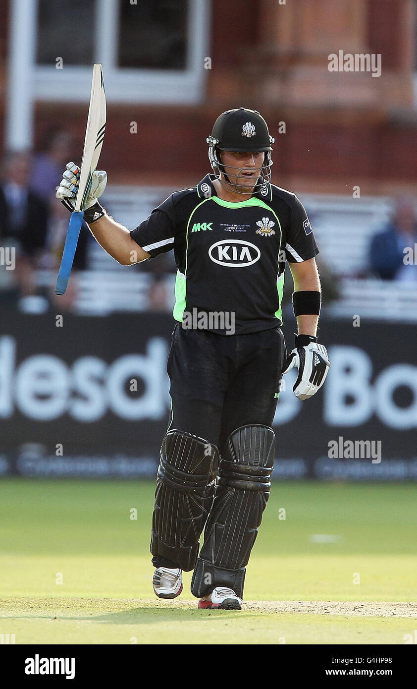 Rory Hamilton-Brown de Surrey célèbre son demi-siècle lors de la finale 40 de la Clydesdale Bank au Lord's Cricket Ground, Londres. Banque D'Images