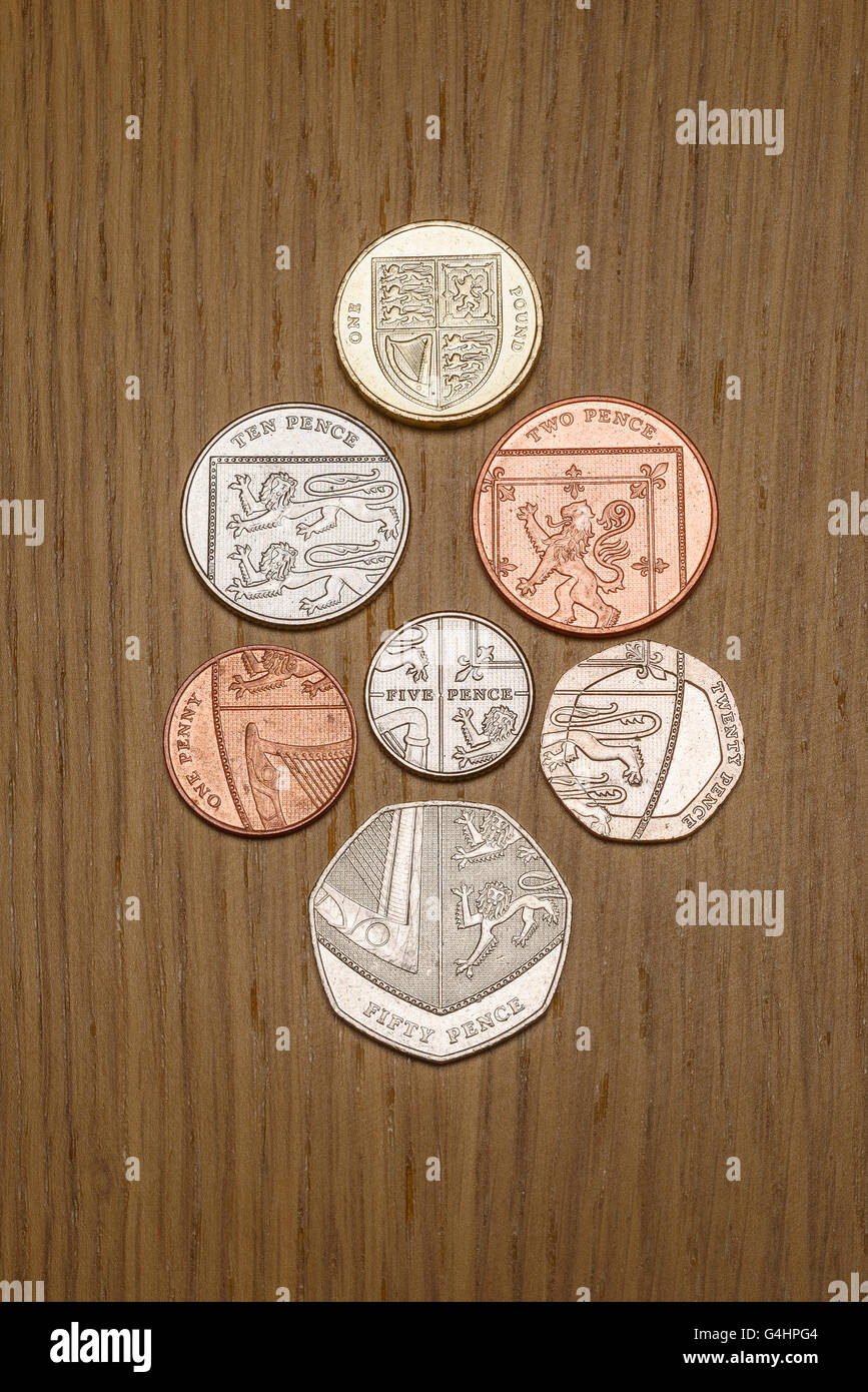 Sterling coins montrant comment un bouclier design est créé à partir de différentes pièces Banque D'Images