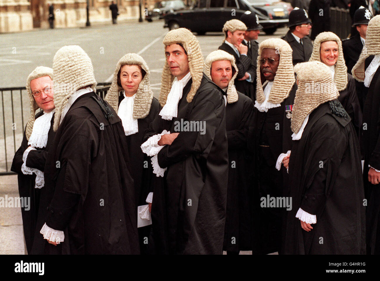 PA NEWS PHOTO 3/10/94 UN GROUPE DE CQS ARRIVANT POUR PETIT-DÉJEUNER À WESTMINSTER HALL APRÈS AVOIR ASSISTÉ À UN SERVICE RELIGIEUX À L'abbaye de Westminster. Banque D'Images