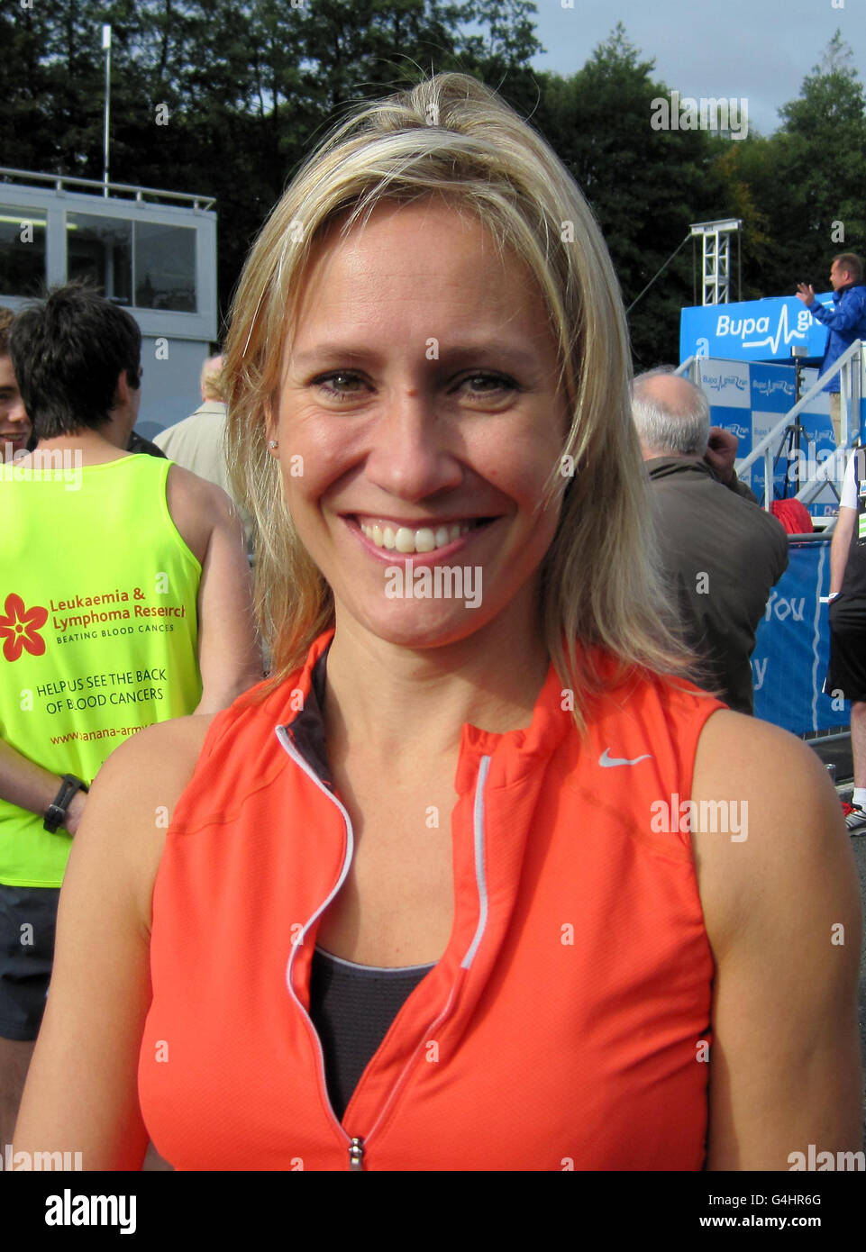 Sophie Raworth, rédtrice de la BBC, à la ligne de départ de la Great North Run à Newcastle. Banque D'Images