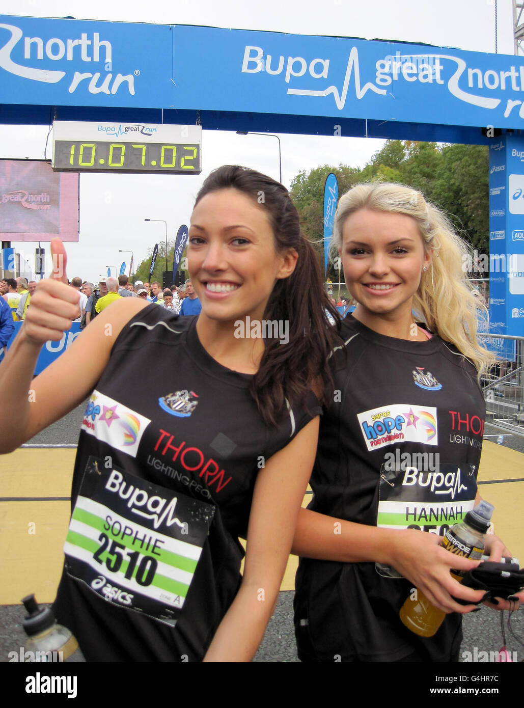 L'ancienne Mlle Grande-Bretagne Sophie Gramon (à gauche), de Ponteland, Northumberland, et la Mademoiselle Newcastle Hannah Gray, 20 ans, étudiante en théâtre musical au Newcastle College, également de Ponteland, sur la ligne de départ de la Great North Run à Newcastle. Banque D'Images