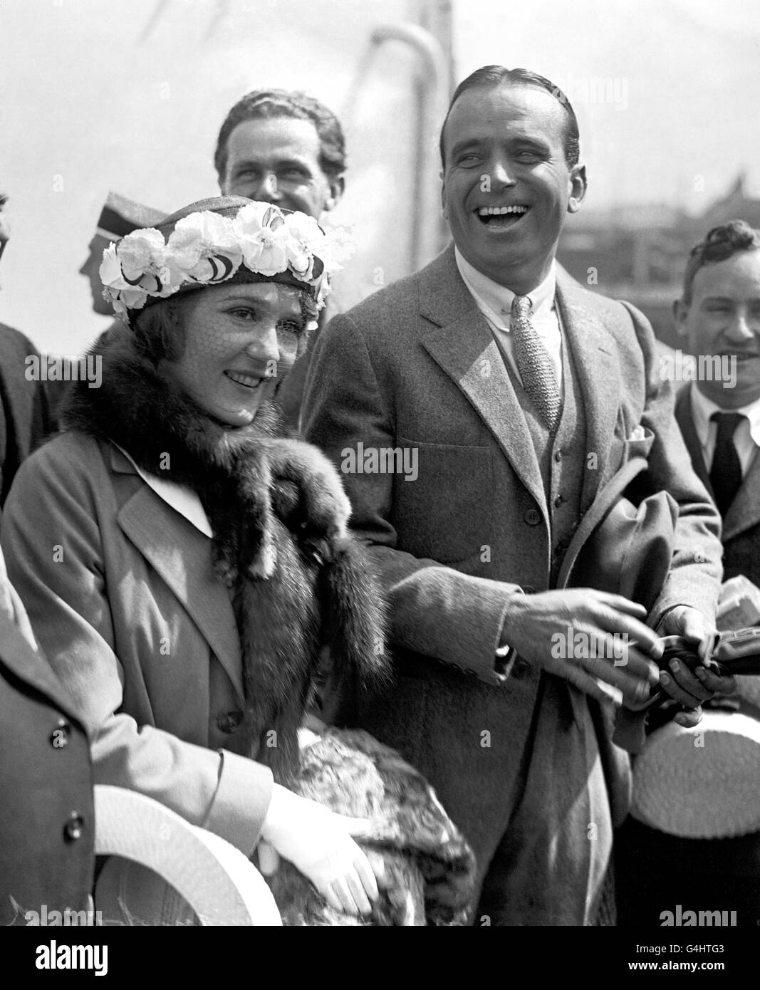 Les principales stars de l'écran silencieux à Hollywood, aux États-Unis, Mlle Mary Pickford et son mari Douglas Fairbanks SNR arrivent sur les quais de Southampton à bord du RMS Olympic pour leur lune de miel, dont une partie sera passée en Angleterre. Banque D'Images