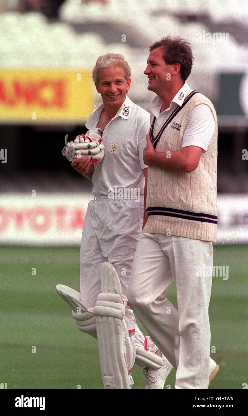 PA NEWS PHOTO HAMPSHIRES DAVID GOWER,GAUCHE,ET MIDDLESEX'S JOHN EMBURY AVANT LE DÉBUT DU JEU DANS LE MATCH DE CHAMPIONNAT À L'ASSURANCE DE BRITTANIC LORDS Banque D'Images