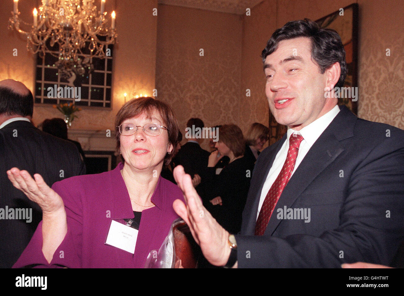 Le chancelier de l'Échiquier Gordon Brown s'entretient avec Jackie highe, rédactrice en chef du magazine Bella, lors d'une réception tenue à la résidence du chancelier à Downing Street, Londres Banque D'Images