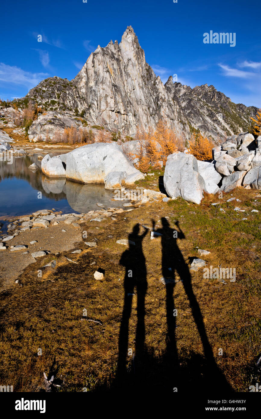 WASHINGTON - Deux randonneurs à Tarn Gnome Prusik ci-dessous pic dans la région des lacs de l'enchantement des lacs alpins désert. Banque D'Images