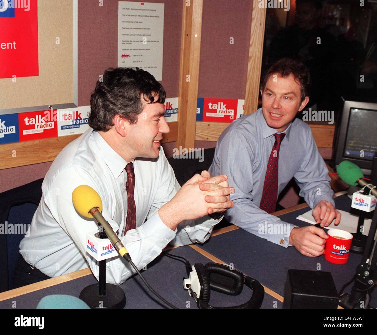 Le Premier ministre Tony Blair (à droite) se joint au Chancelier Gordon Brown pour une radio à la radio à la radio à Londres afin de défendre et de promouvoir leur récent budget.Il s'agissait de leur premier appel téléphonique commun et M. Blair a félicité M. Brown pour avoir géré l'économie britannique « brillamment ». Banque D'Images