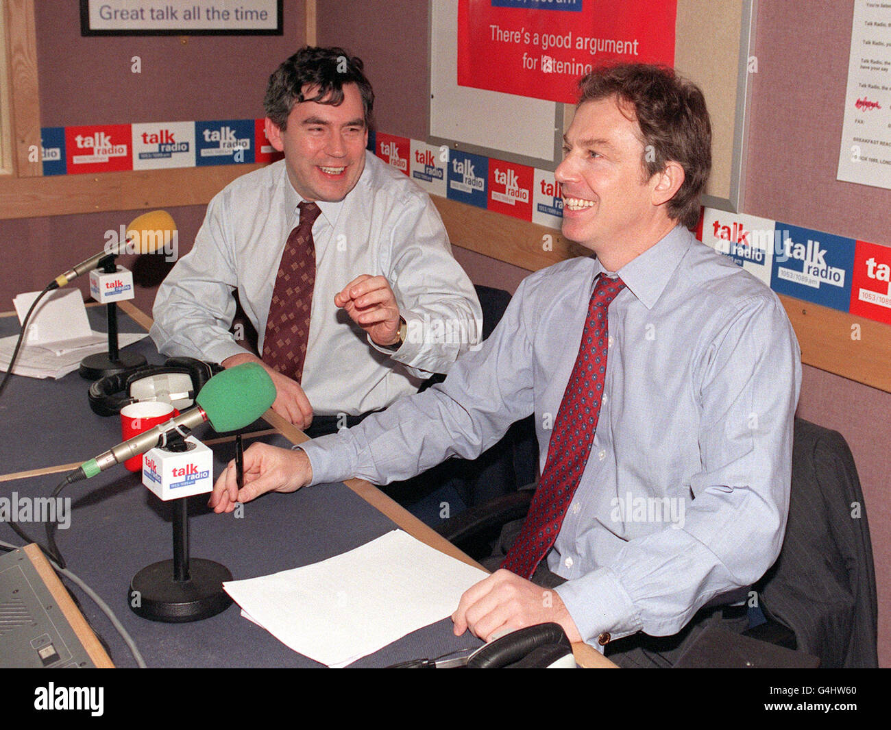 Le Premier ministre Tony Blair (à droite) se joint au Chancelier Gordon Brown pour une radio à la radio à la radio à Londres afin de défendre et de promouvoir leur récent budget.Il s'agissait de leur premier appel téléphonique commun et M. Blair a prasé M. Brown pour avoir géré l'économie britannique « brillamment ». Banque D'Images
