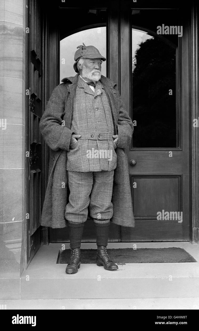 Andrew Carnegie (1835-1919) - fabricant d'acier et philanthrope américain, né en Écosse. Il a doté les bibliothèques publiques, les fiducies d'éducation et de recherche. Il est photographié posant à l'entrée de sa maison écossaise. Banque D'Images