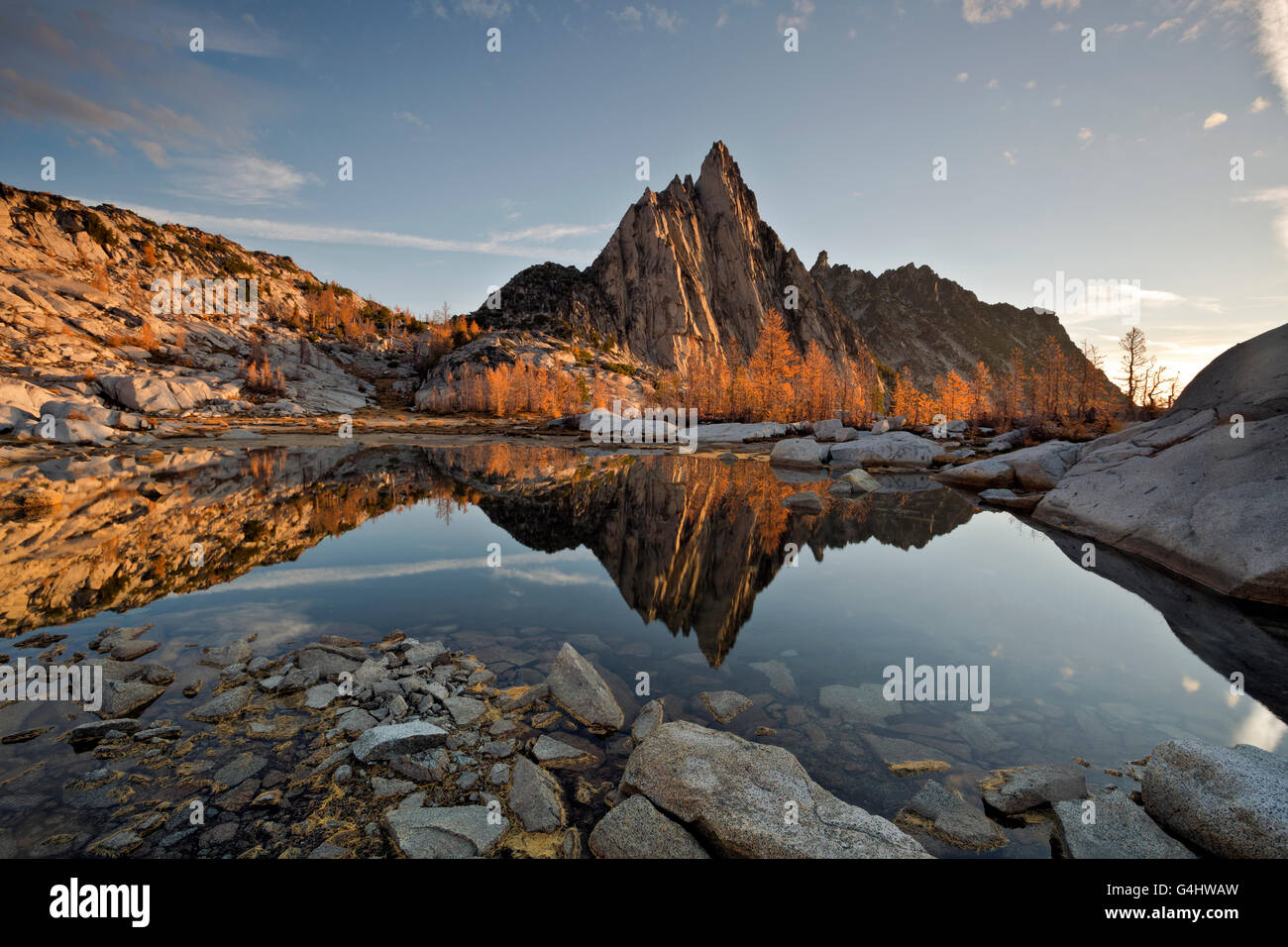 WASHINGTON - Pic Prusik reflétant dans Gnome Tarn dans l'Enchantement de la région des lacs les lacs alpins désert. Banque D'Images