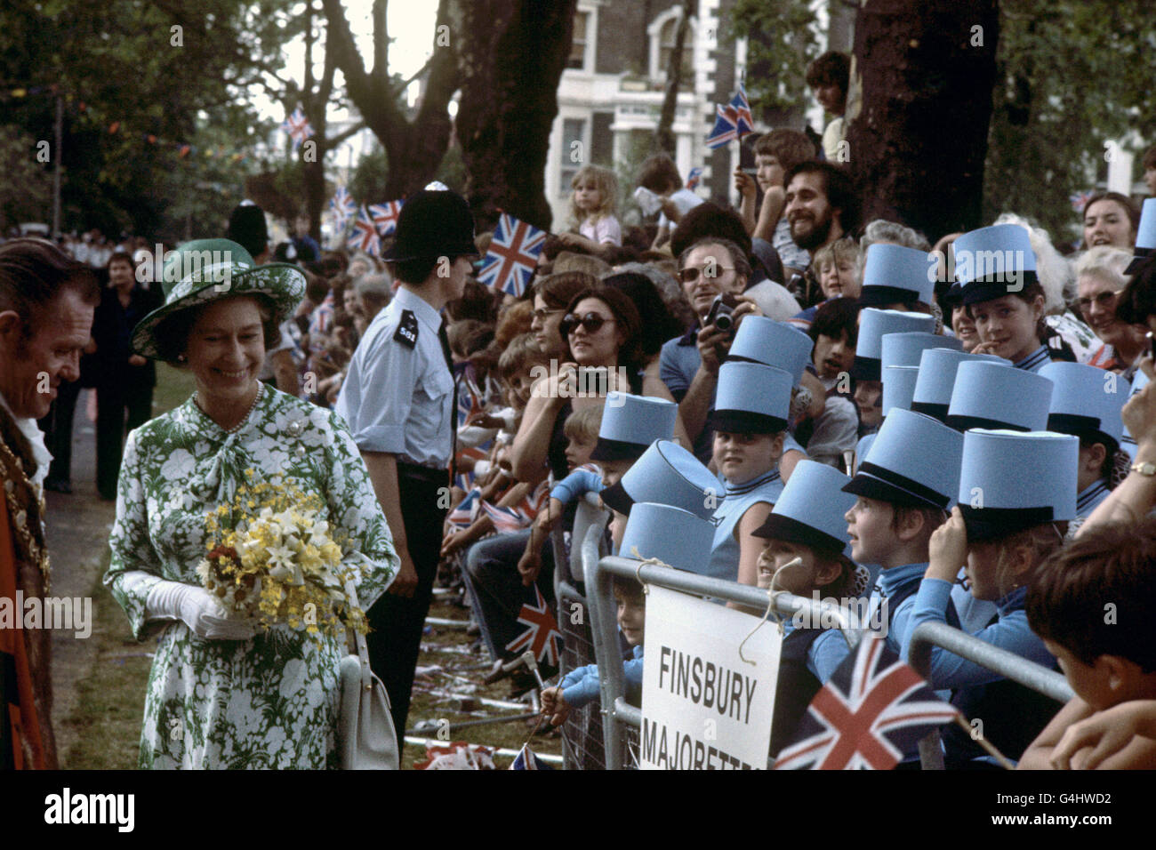 Un sourire de la reine Elizabeth II lorsqu'elle rencontre des gens lors d'une promenade à Highbury Fields lors de sa visite du Jubilé d'argent dans le nord de Londres. Banque D'Images