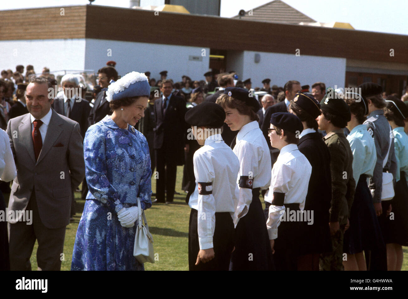 La reine Elizabeth II parle aux membres des organisations de jeunesse lors d'un festival de la jeunesse à Coleraine, en Irlande du Nord, lors de sa tournée du Jubilé d'argent en Grande-Bretagne Banque D'Images