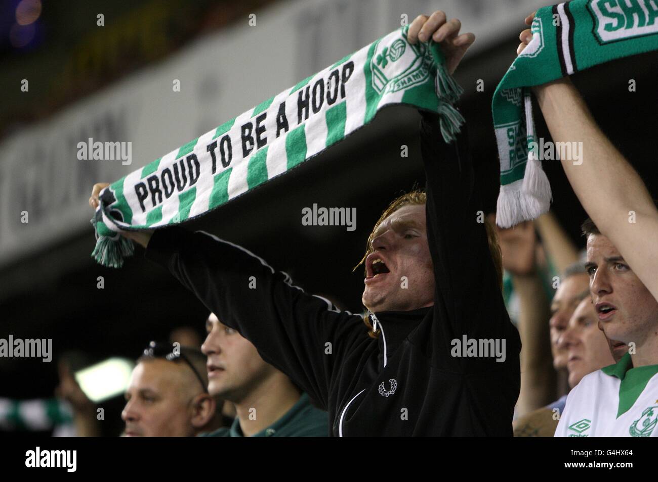 Football - UEFA Europa League - Groupe A - Tottenham Hotspur / Shamrock Rovers - White Hart Lane.Un fan de Shamrock Rovers soutient son équipe dans les tribunes Banque D'Images