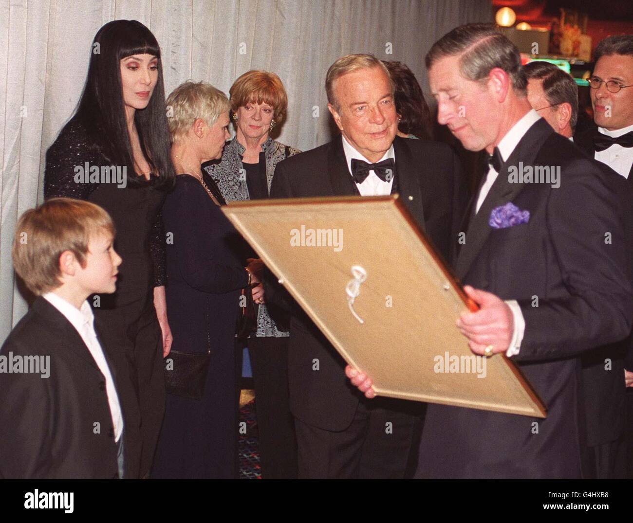 Franco Zeffirelli, discute d'une photo, qui a été présentée au Prince de Galles par la jeune star Charlie Lucas (à gauche) à la première royale du nouveau film de Zeffirelli, 'Tea with Mussolini', à l'Empire Leicester Square à Londres. * l'image, montrant Roméo et Juliette embrassant, a été peinte par Zeffirelli il y a 30 ans. Banque D'Images