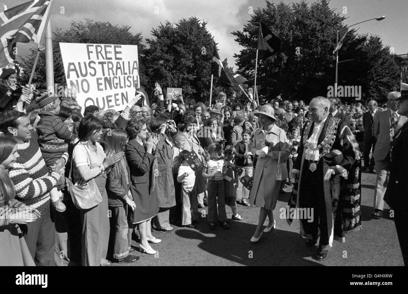 Les Républicains ont un écriteau dissident alors que le peuple salue la reine Elizabeth II avec des applaudissements et des sourires lors de sa promenade à Hobart, en Tasmanie. Avec la Reine, le maire de Hobart, Alderman Doug Plaister. Banque D'Images
