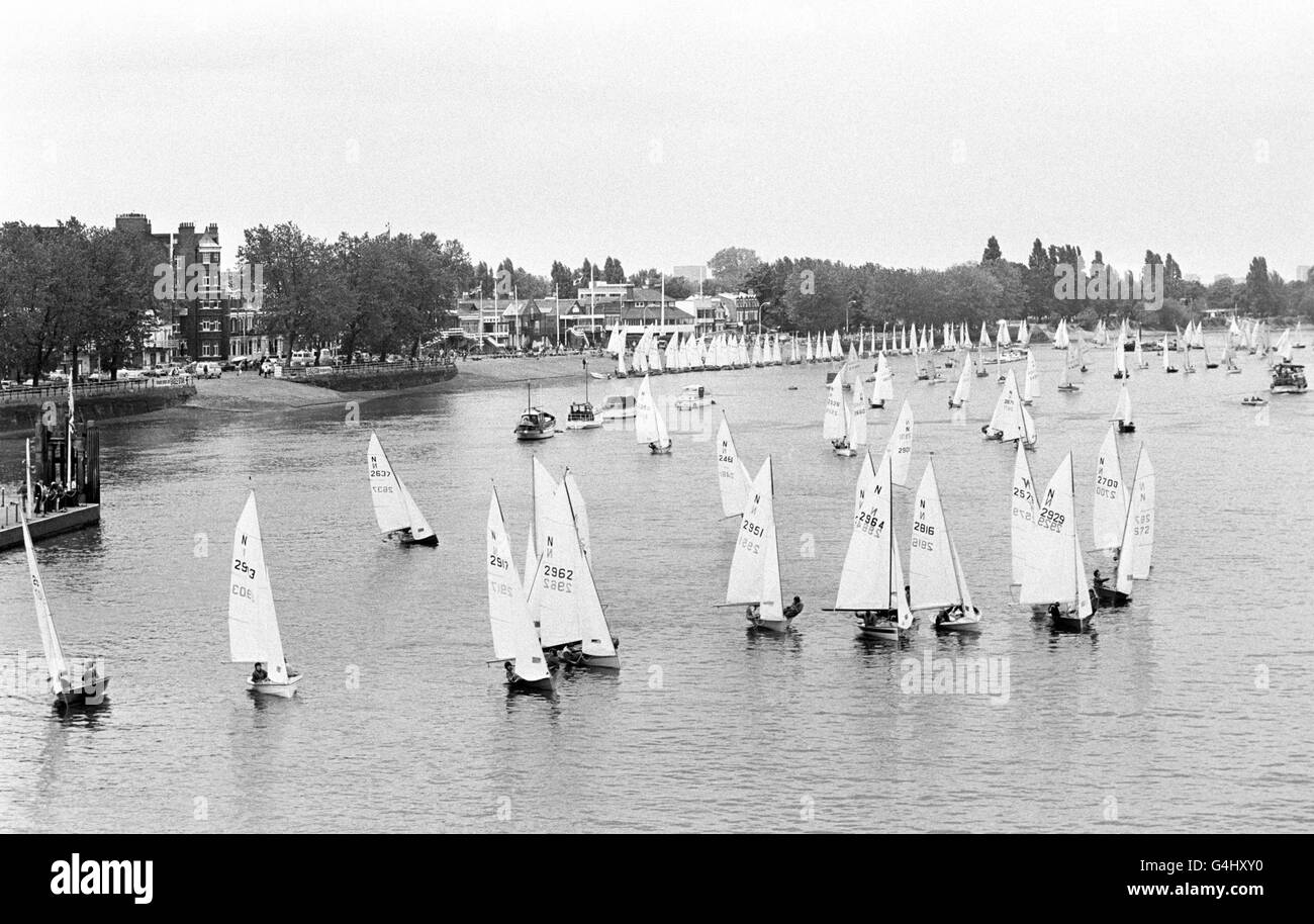 La scène à Putney Bridge quand 300 concurrents ont débarque sur la rivière jusqu'à la Tour de Londres dans la course Silver Jubilee Tideway. Banque D'Images