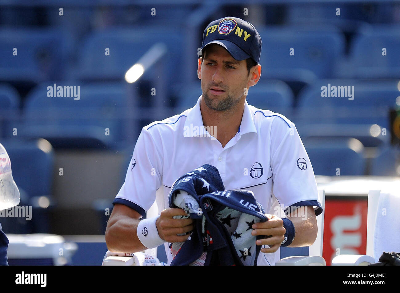 Le Novak Djokovic de Serbie possède une casquette de baseball FDNY au cours  du quinze jour de l'US Open à Flushing Meadows, New York, États-Unis Photo  Stock - Alamy
