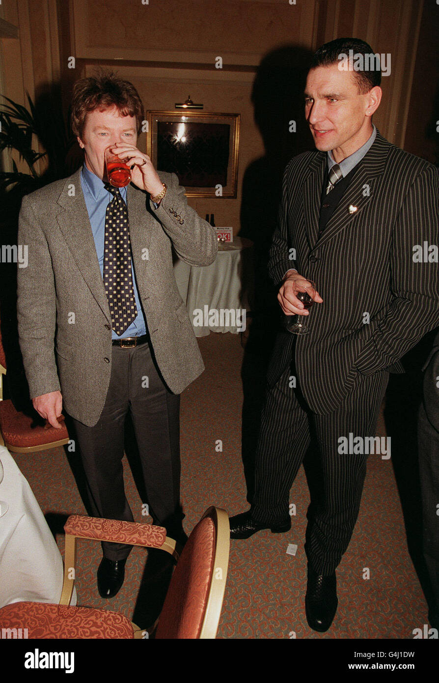 Vinnie Jones, ancienne joueuse de football de Wimbledon, et Jim Davidson, comédien lors de la 47e cérémonie des prix Variety Club Showbusiness au Hilton Hotel de Londres. Jones a remporté le prix Sir James Carreras pour son talent exceptionnel en 1998. Banque D'Images