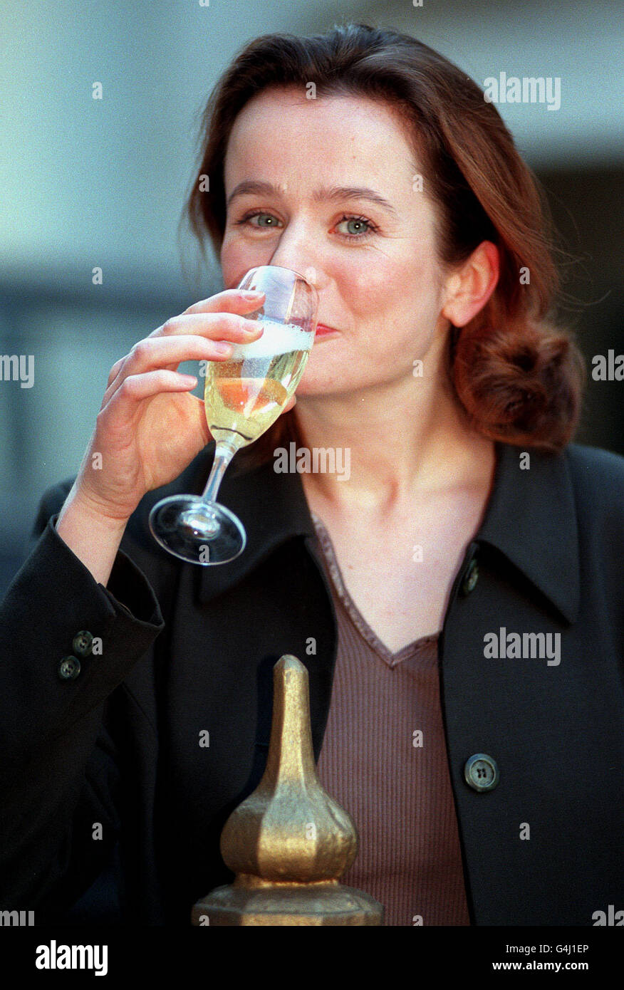 Emily Watson célèbre sa nomination Oscar dans la catégorie meilleure actrice, pour sa représentation de la violoncelliste Jaqueline du Pre dans le film Hilary et Jackie. Banque D'Images