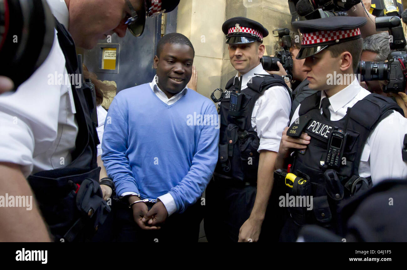 Kweku Adoboli, 31 ans, est soupçonné d'être un commerçant de voyou, qui quitte le tribunal de la City de Londres où il a comparu devant un présumé 1.3 milliards de fraudes au géant bancaire UBS. Banque D'Images