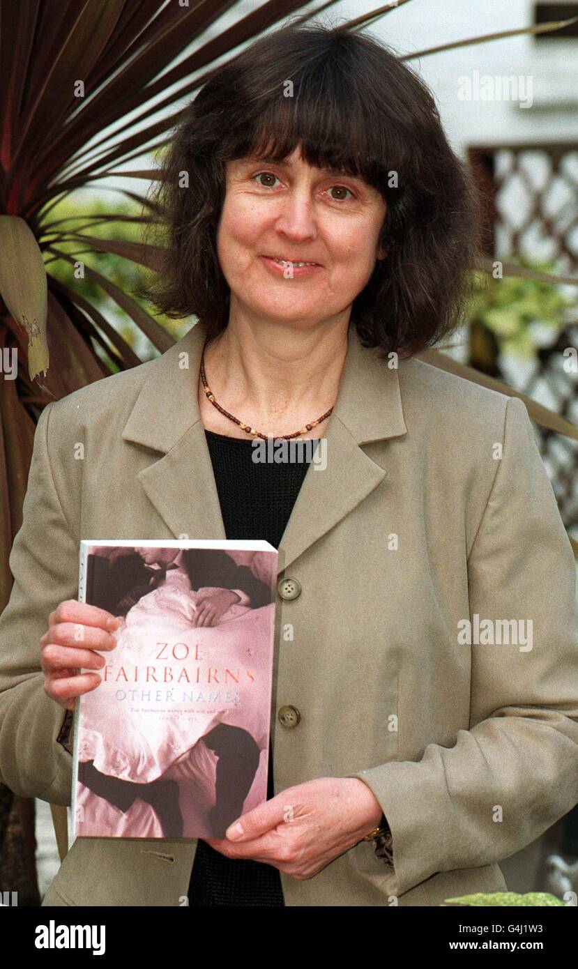 Zoe Fairbanks, l'un des huit romans cités, pour le Parker Romantic Novel of the Year 1999, à Londres avec son roman 'Other Names'. Le gagnant sera annoncé le 21 avril 1999. Banque D'Images