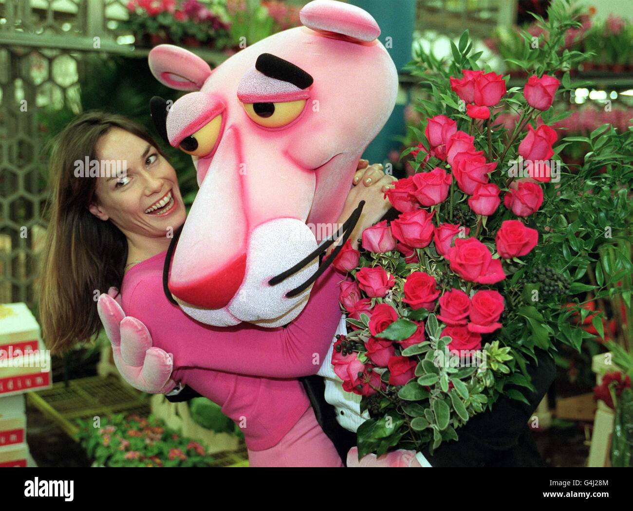 Le Pink Panther, qui célèbre son 35e anniversaire cette année, et Tara Palmer Tomkinson, au New Covent Garden Flower Market de Londres.Le chat à fourrure rose a publié ses dix conseils de courbare pour aider la cause du mâle britannique pour la Saint-Valentin. Banque D'Images