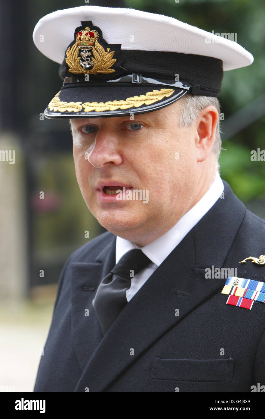 Le commandant Phil Buckley RN s'adresse aux médias à l'extérieur de la cour de la Couronne de Winchester après avoir entendu la condamnation du marin de la Marine royale Ryan Donovan. Banque D'Images