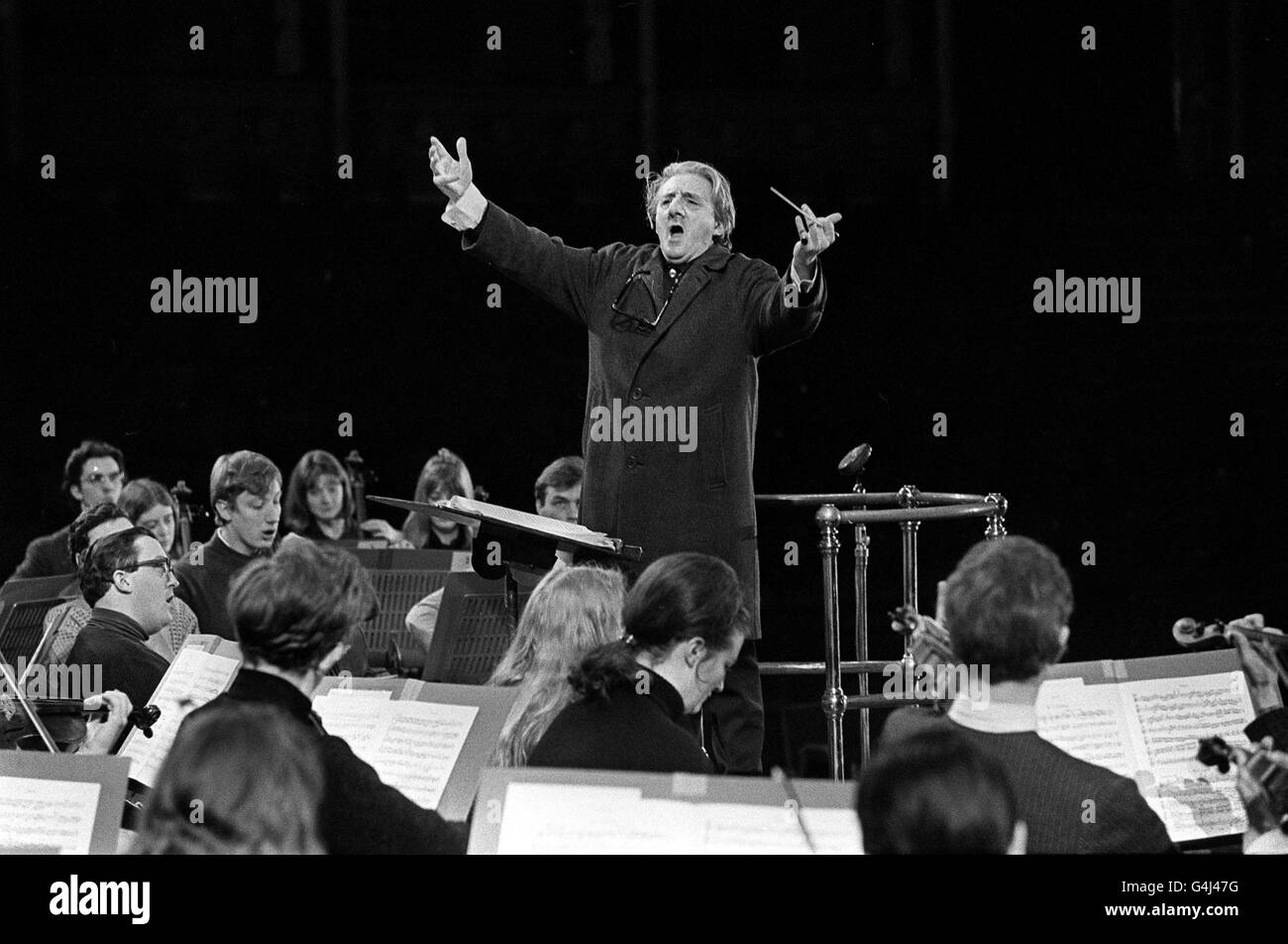 PA NEWS PHOTO 3/3/69 UN FICHIER DE BIBLIOTHÈQUE PHOTO DU CHEF SIR JOHN BARBIROLLI QUI A MENÉ UNE RÉPÉTITION AU ROYAL ALBERT HALL DE LONDRES SUR LA REPRÉSENTATION DU REQUIEM DE VERDI EN PRÉSENCE DE LA REINE POUR MARQUER LE CENTENAIRE DE LA NAISSANCE DE SIR HENRY WOOD, LE CHEF D'ORCHESTRE QUI A FONDÉ LES CONCERTS DE PROMENADE Banque D'Images